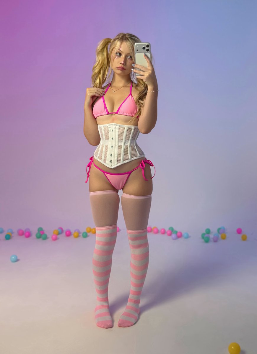 BabeBellaLynn's tweet photo. Clownin’ around 🩷 https://t.co/kxLn77khrS