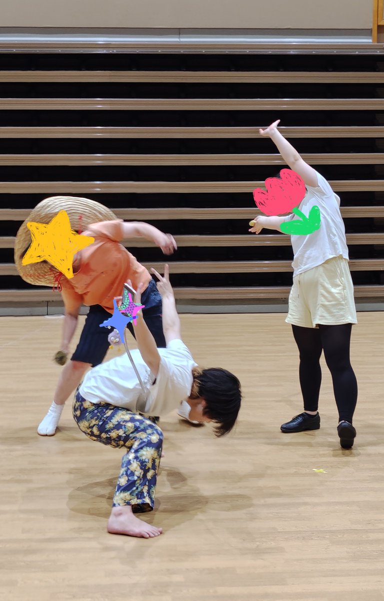 yoruse5cospl's tweet photo. 今日も #よすがパフォ 稽古でした！
本日はお使いしたり代役したり。
みんな複雑な振りに四苦八苦しつつも前に進んでおります🚣‍♀️🚣🚣‍♂️
引き続き頑張れみんな！そして負けないぞ！！！💪💪

一枚目は、「何かして」と言われた私と今回一番の運動量の2人。
二枚目は！ﾃﾞﾃﾞﾝ！何をしてるでしょうか？ https://t.co/qkgh8Kld5b