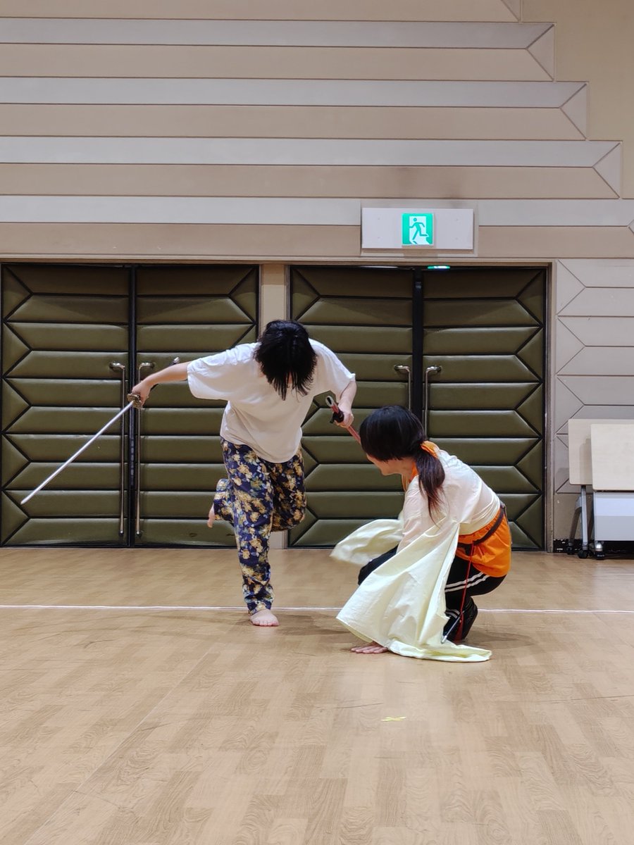 yoruse5cospl's tweet photo. 今日も #よすがパフォ 稽古でした！
本日はお使いしたり代役したり。
みんな複雑な振りに四苦八苦しつつも前に進んでおります🚣‍♀️🚣🚣‍♂️
引き続き頑張れみんな！そして負けないぞ！！！💪💪

一枚目は、「何かして」と言われた私と今回一番の運動量の2人。
二枚目は！ﾃﾞﾃﾞﾝ！何をしてるでしょうか？ https://t.co/qkgh8Kld5b