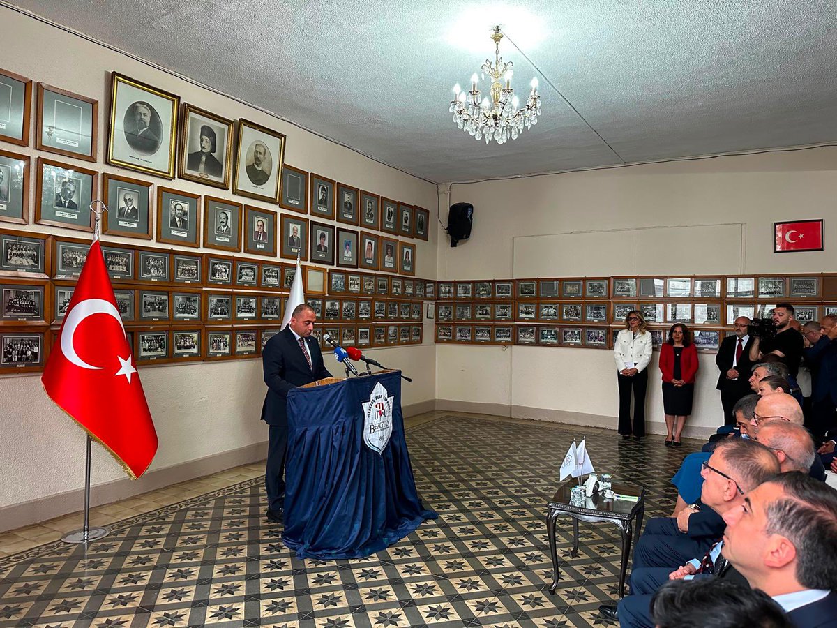 sevansivacioglu's tweet photo. Türkiye Ermenileri Patrikliği

Millî Eğitim Bakanımız Sayın @Yusuf__Tekin’i; İstanbul Milletvekilimiz Sayın @sedagorenist, İl Başkan Yardımcımız Sayın @drfatihtuna, Fatih ��lçe Başkanımız Sayın @FatihKaraismail ve Şişli İlçe Başkanımız Sayın @srkplt’ı Türkiye Ermenileri Patrikhanesi’nde misafir ettik.

Programımız kapsamında eğitim alanındaki çalışmalar başta olmak üzere, ortak değerlerimiz, kültürel mirasımız ve toplumsal dayanışmayı güçlendirecek konular üzerine verimli istişarelerde bulunduk.

Ardından Sayın Bakanımız ile birlikte köklü eğitim kurumlarımızdan Bezciyan İlköğretim okulu’nu ziyaret ederek okul yönetimimiz, öğretmenlerimiz ve öğrencilerimizle bir araya geldik. Okulumuzda yürütülen eğitim faaliyetleri hakkında değerlendirmelerde bulunduk.

Nazik teşrifleriyle bizleri onurlandıran Millî Eğitim Bakanımız Sayın @Yusuf__Tekin’e ve programa iştirak eden kıymetli misafirlerimize teşekkür ediyor; eğitime sundukları kıymetli katkılar dolayısıyla şükranlarımı sunuyor, çalışmalarında kolaylıklar diliyorum.