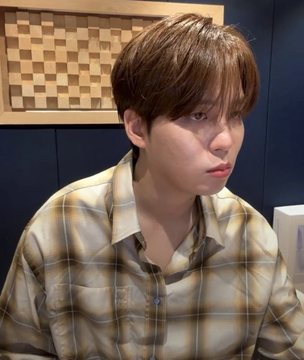 KHJBASE's tweet photo. his focused little pout 🫳🏼 https://t.co/u3RkIwr2XC