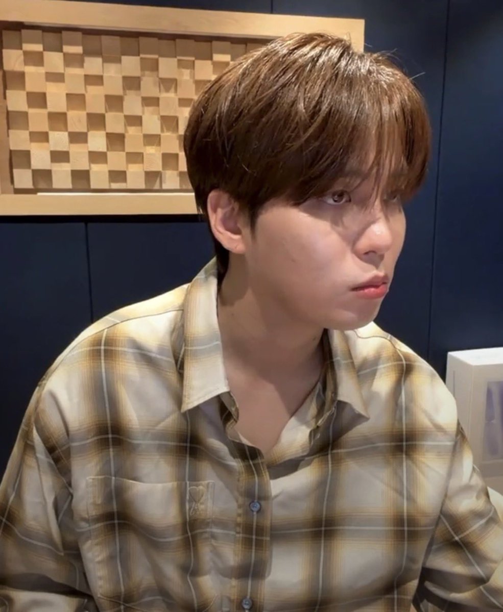 KHJBASE's tweet photo. his focused little pout 🫳🏼 https://t.co/u3RkIwr2XC