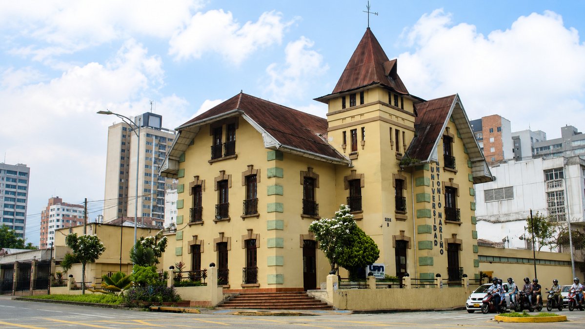 metropolitano_X's tweet photo. #CiudadSostenible l Reabren la histórica Casa Alemana de Bucaramanga tras su restauración

Uno de los inmuebles más representativos del patrimonio arquitectónico de Bucaramanga vuelve a cobrar vida. Tras un proceso de restauración y reforzamiento estructural, la histórica Casa Streithorst Clausen, conocida por generaciones como la Casa Alemana o El Castillo, fue reinaugurada y continuará al servicio de la educación, la cultura y la memoria de la ciudad.

La recuperación del inmueble, liderada por la Universidad Antonio Nariño (UAN), busca garantizar la conservación de una de las edificaciones más emblemáticas del sector oriental de Bucaramanga, declarada Bien de Interés Cultural del ámbito municipal mediante la Resolución 0491 de 2011.

Ubicada en la carrera 27 con calle 32, frente al Parque de los Niños, la casa fue construida entre 1931 y 1933 por encargo del empresario alemán Friedrich Streithorst Helfer, quien la concibió como un regalo para su esposa, Carmen Clausen Cornejo. Su diseño, inspirado en una casa de campo europea, la convirtió con el paso de los años en un referente del paisaje urbano bumangués.

El director de la sede Bucaramanga de la Universidad Antonio Nariño, Fredy Andrés Gómez Rojas, aseguró que la intervención representa mucho más que la recuperación física de un edificio.

«Estamos protegiendo un bien patrimonial que hace parte de la historia de Bucaramanga y fortaleciendo un espacio destinado a la educación, la ciencia y la cultura», afirmó.

La restauración contempló el reforzamiento de la estructura, el cambio de la cubierta y la recuperación de elementos arquitectónicos originales que habían sido afectados por el paso del tiempo, la humedad y el deterioro natural. También se conservaron detalles característicos como los entrepisos en madera, los muros de adobe y ladrillo macizo, además de la ornamentación en hierro forjado, carpintería y ventanas.

La Casa Streithorst Clausen es reconocida por su arquitectura ecléctica, en la que convergen influencias republicanas, Art Nouveau, prusianas, barroco-clásicas y del estilo Biedermeier, características que la convierten en una de las construcciones patrimoniales más singulares de la capital santandereana.

La reapertura coincidió con la realización de la 56.ª Olimpiada Internacional de Física, evento que reunió en Bucaramanga delegaciones de más de 90 países, escenario que la Universidad Antonio Nariño considera una oportunidad para mostrar al mundo el valor histórico y cultural de la ciudad, integrando la preservación del patrimonio con la proyección académica y científica internacional.