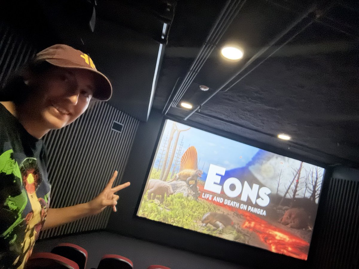 ChickenTDP's tweet photo. Currently seated for #Eons screening, and I’m the first person here! Did not expect that arriving only 1 hour before at #sdcc. I guess there is always an exception, after all that’s Biology. @PBS https://t.co/0FfAZiSHbD