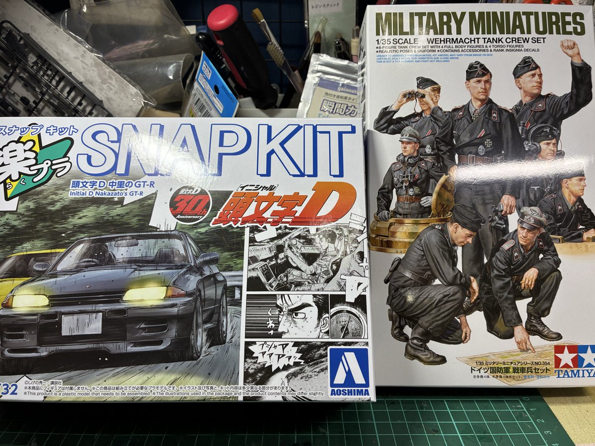 mealbety's tweet photo. 中里のR32楽プラ(1/32)で出た時に買って'あれ'がやりたくて戦車兵のセット(1/35)も買ったまま、お仕入れで熟成させてはや幾年。そろそろ作ろうかな。
#アオシマ
#タミヤ
#楽プラ https://t.co/sRwPeiMVPe