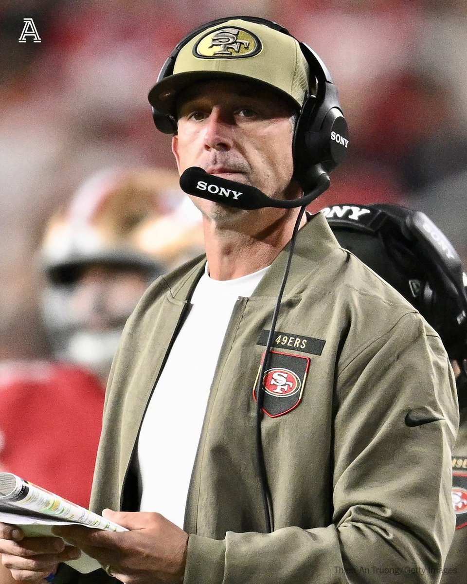 HolyRollerNFL's tweet photo. 🔔¡PÉSIMAS NOTICIAS EN SAN FRANCISCO! El HC de los #49ers, Kyle Shanahan, se rompió la nariz, tres costillas, una mano, necesitó más de 40 puntos en la cara y sufrió una fuerte conmoción cerebral después de verse involucrado en un grave accidente automovilístico.

Los jugadores del equipo reportan hoy al training camp y se espera que el coach asistente principal, Chris Foerster, asuma algunas de las funciones de Shanahan y ayude a liderar al equipo.