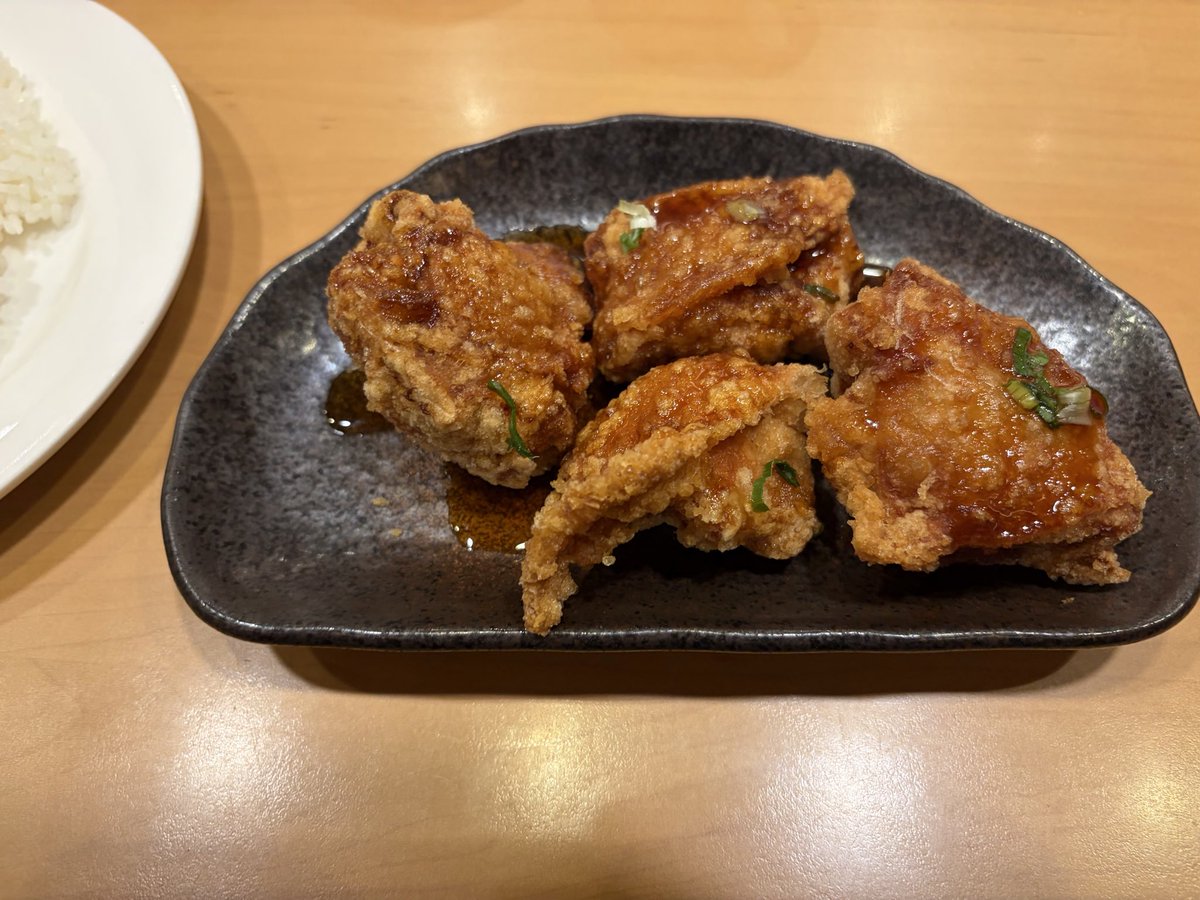 Horou104's tweet photo. メニューでは唐揚げ(3個)だったのに4個来て神 https://t.co/gFPEHsxr2s