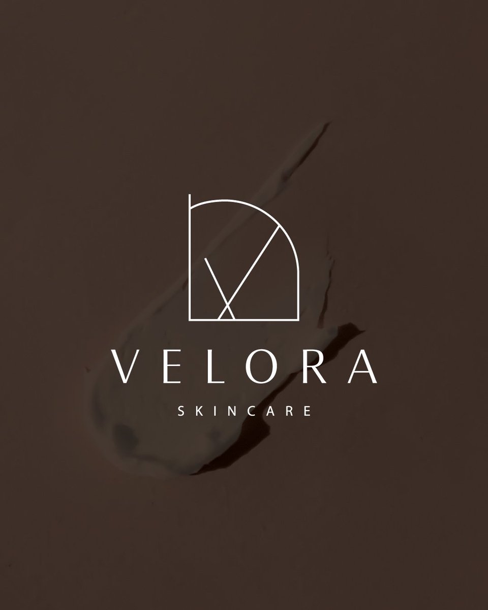 Hue_and_Co's tweet photo. portfolio_スキンケアブランド「VELORA」
アイコンは光がベールを通り抜け、肌にそっと輝きを与えるような情景を記号化して表現しました。
#ロゴデザイン #ブランドデザイン #ブランディング #GraphicDesign #LogoDesign #BrandIdentity #MinimalLogo https://t.co/AUYslPG9Ew