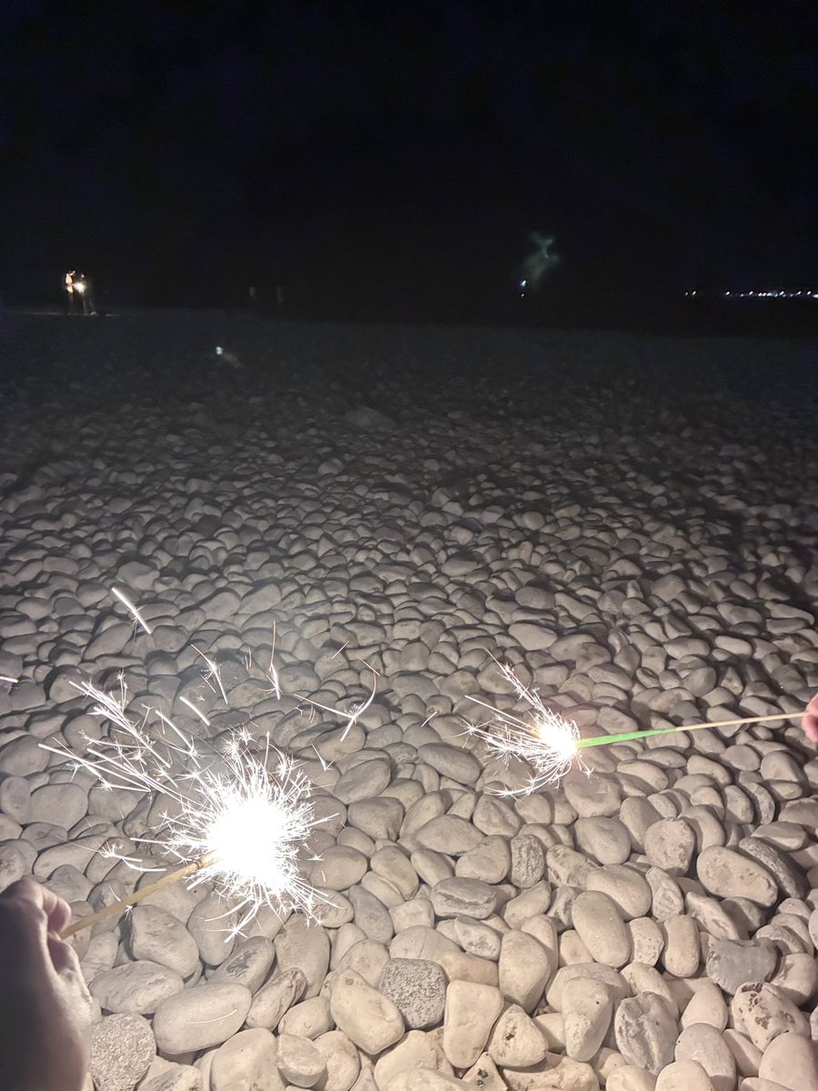 ito_hfd's tweet photo. 恒例の海辺花火🤍 https://t.co/ELOU0j4xzF