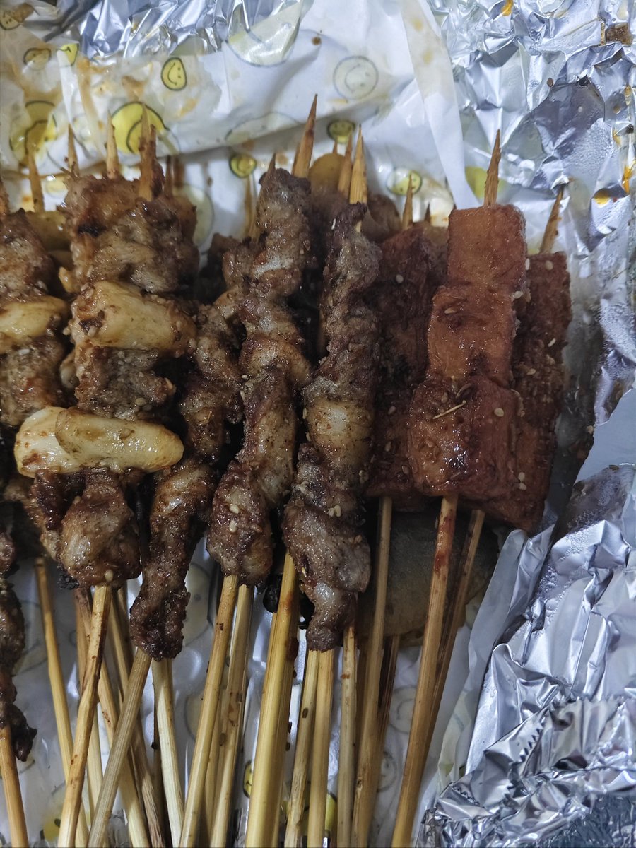 ckderrick1998's tweet photo. [Nothing beats the crispy fried chicken skewers from the street stall after a long walk! Hot, savory, and totally worth the wait ]， https://t.co/KmpOVZoUy2