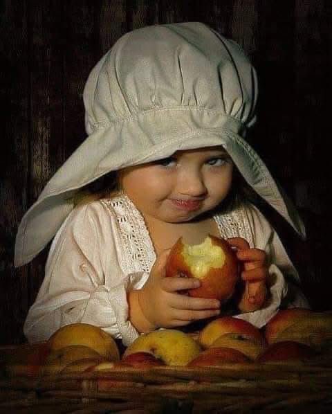veritebeaute's tweet photo. Une petite fille tenait deux pommes dans ses mains.
Sa mère entra et lui demanda d'une voix douce et d'un beau sourire :
~ Chérie, pourrais-tu donner une de tes deux pommes à maman ?

La jeune fille leva les yeux vers sa mère pendant quelques secondes...., puis elle mordit soudainement dans une pomme puis rapidement dans l'autre.
La maman senti son sourire se refroidir sur son propre visage.
Elle essaya tant bien que mal de ne pas montrer sa déception quand sa petite fille lui remit une de ses pommes mordues.
La Petite regarda sa mère avec un sourire angélique et lui dit :
~ Tiens maman, celle-la est la plus douce...

Moralité :
Retardez toujours votre jugement. Donnez aux autres le privilège de s'expliquer même si l'action semble erronée, l'intention peut être bonne..!!…