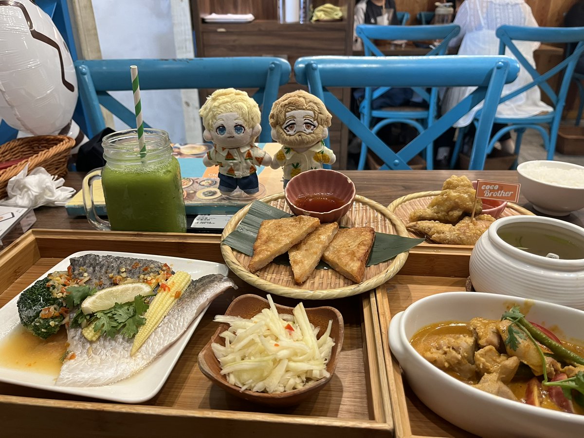 BetweenOrbit's tweet photo. 一起去吃泰式料理～～朋友讓諾瓦克拿著湯匙實在是太天才的主意了！ https://t.co/7ATi0o35S3