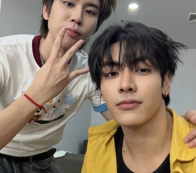 brocccolito's tweet photo. omg… what P’ Joong said about BounPrem… im literally crying. thank u so much for always supporting them, phi 🥺🫶🏻❤️‍🩹

Joong:

P’ Boun: He can literally do it all. Sing, dance, perform… and it’s not just that he can, he’s insanely good at everything he does. Put him on the riser. I know he’d have the perfect chance to show even more of what he’s capable of there. Every time P’ Boun sings, I pay really close attention. He deserves the FFF All-round MVP, no doubt 👏

Prem: he’s so handsome. He sings well, dances well, and his acting is great too. The second he shows up on screen, he looks like an angel, a literal god… his visuals were completely off the charts today
  
EMBPFK CLOSE FRIENDS PARTY     #FFFPartyConcert2026D1 #BounPrem