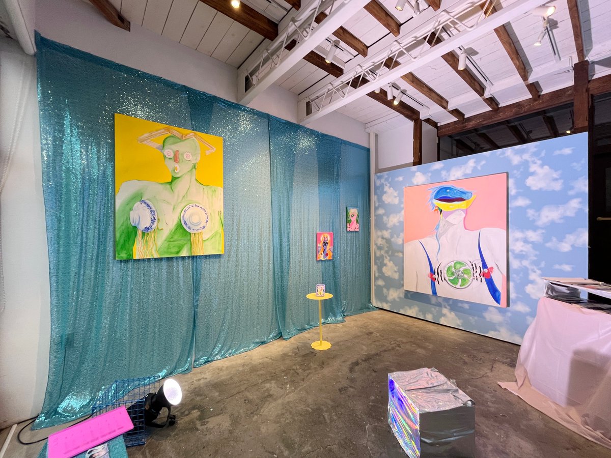 hamuzou's tweet photo. びゅん（BYUN）個展「スーパーうぇいびゅん」を森下のGallery Dalstonで見た。カラフルでドリーミングなインスタレーション。絵画作品群のみならずパフォーマンスなども。東京藝術大学大学院油画技法・材料第一研究室在籍中の新進作家。令和五年度久米賞受賞者。逸品揃い。好企画。7/26まで。 https://t.co/H6suUdgorM