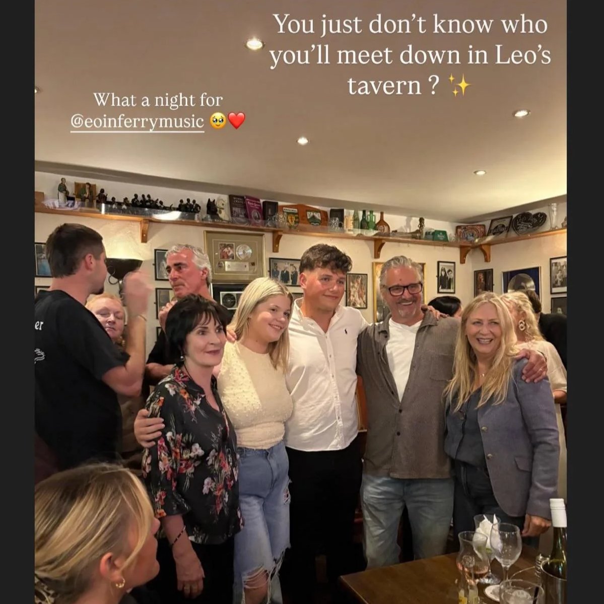 subtli_enyamisc's tweet photo. Ahh been obsessing over the new pictures where Enya appeared last night at Leo's Tavern! Here are just a few ๐๐๐บ
Photography credit to lovely Brid Sweeney and Susan Doherty sharing the photos from Donegal ๐ธ๐๐ถ
#enya #maireadnimhaonaigh #eoinferry #moyabrennan #donegal #ceol https://t.co/0uFjqUggC5