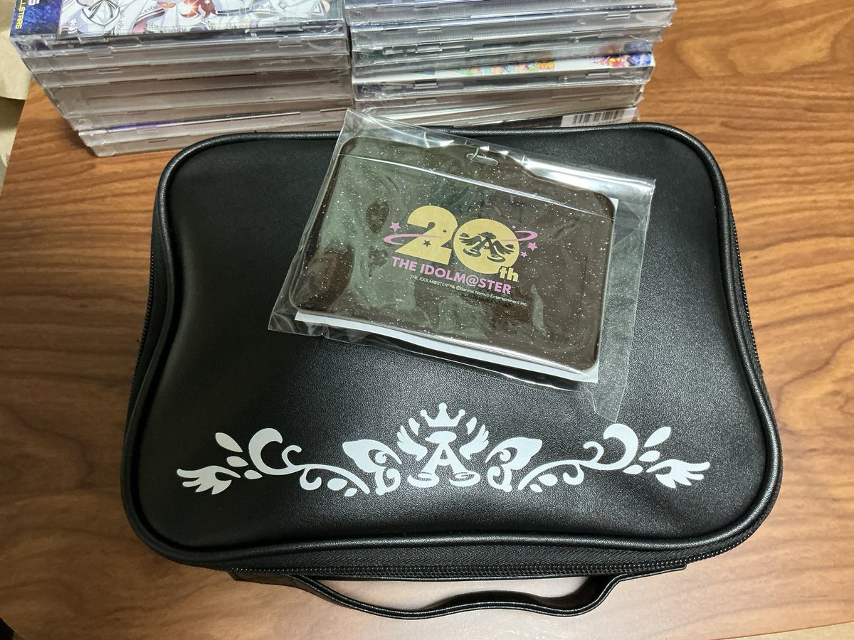 C_herec's tweet photo. お買い上げ2
CD買いすぎでバッグがパンパンになったのでマルチポーチは即開封してペンライト全部入れた https://t.co/EBi5flZgaw