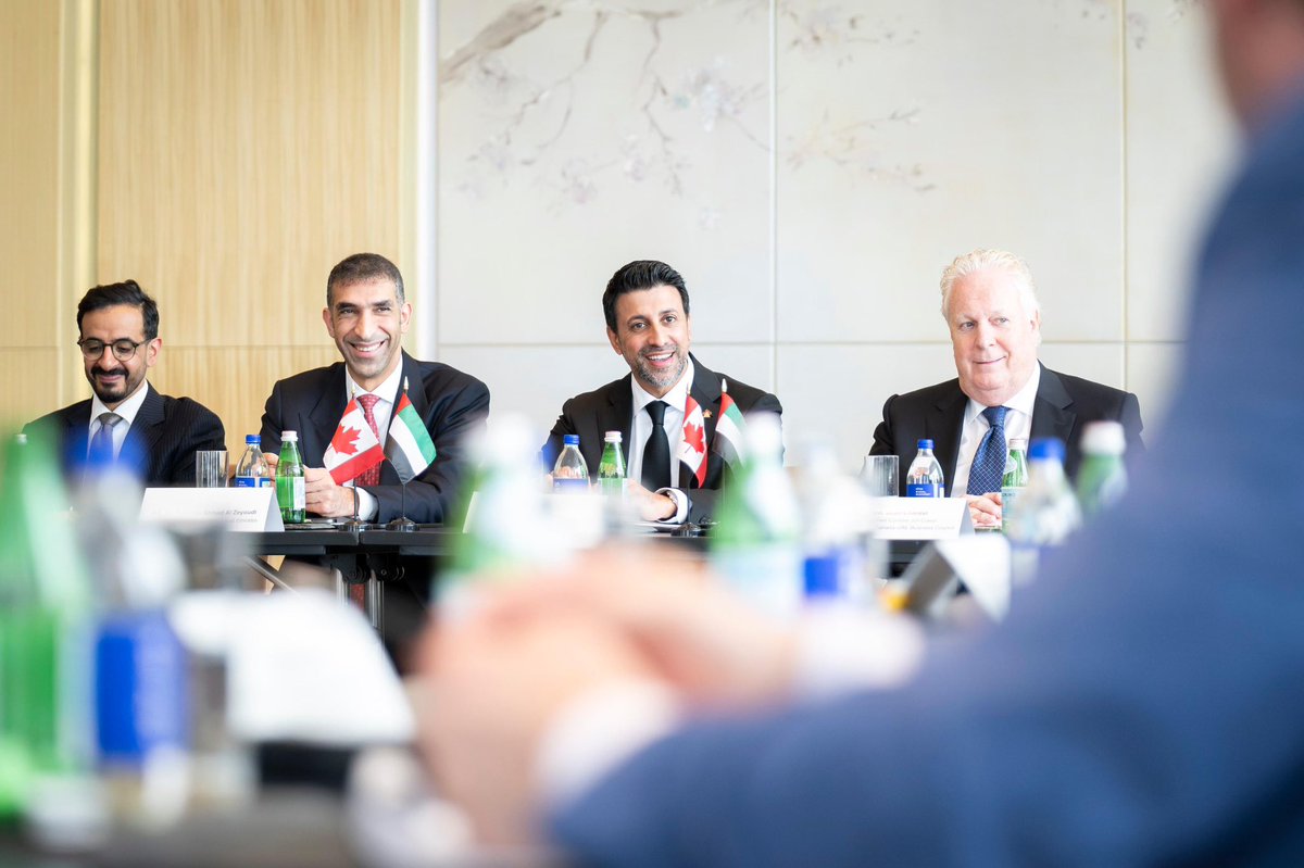 ThaniAlZeyoudi's tweet photo. الإمارات وكندا لديهما حرص متبادل على مواصلة الارتقاء بشراكتهما الاستراتيجية تجارياً واستثمارياً. والتقيتُ خلال زيارتي الرسمية إلى تورونتو معالي وزير التجارة الدولية الكندي @MSidhuLiberal لبحث آفاق التعاون، كما ترأسنا معا اجتماع طاولة الأعمال بين الإمارات وكندا الذي أداره معالي @JeanCharest_ بحضور قادة أعمال ومسؤولين من البلدين الصديقين. وقد عكس الاهتمام الكبير من الشركات الكندية بتوسيع حضورها في الإمارات، ومن الشركات الإماراتية باستكشاف فرص النمو في السوق الكندية، الإمكانات الحقيقية التي تزخر بها هذه الشراكة من الجانبين. وقد تركزت المناقشات على آليات بناء شراكات جديدة بين مجتمعي الأعمال في قطاعات ذات أولوية استراتيجية، وتتمتع فيها الدولتان بفرص لتعزيز التكامل الاقتصادي، تشمل الأغذية والزراعة، والطاقة النظيفة، والخدمات المالية، واللوجستية، والتكنولوجيا