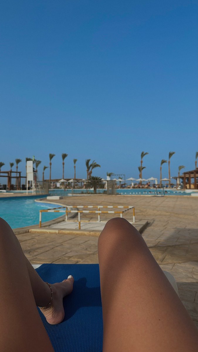 lanastarxo's tweet photo. Y’a tellement personne on dirait que j’ai privatisé la piscine https://t.co/gpihdzOcik