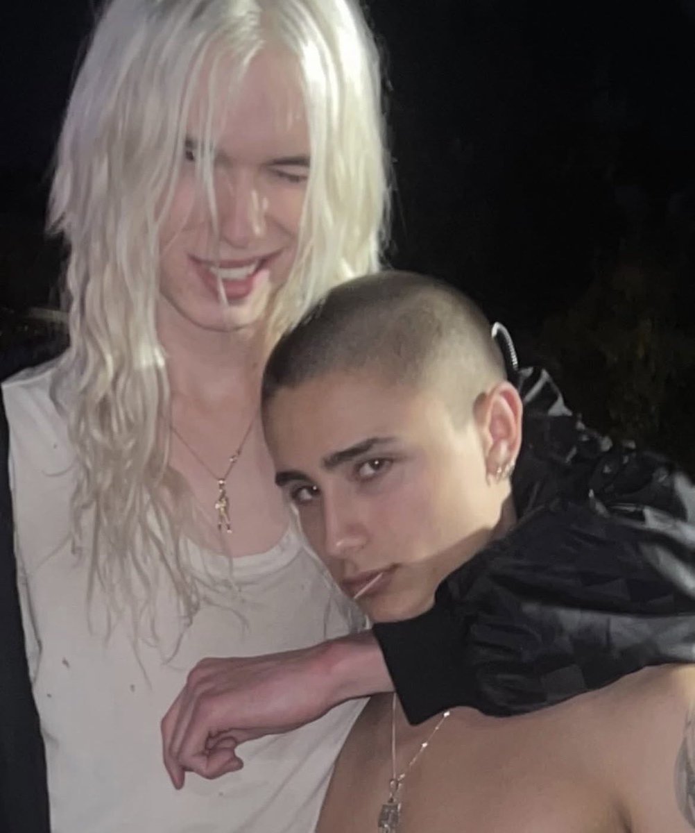 s1ns22's tweet photo. he was so blonde https://t.co/Swyen4yKOs