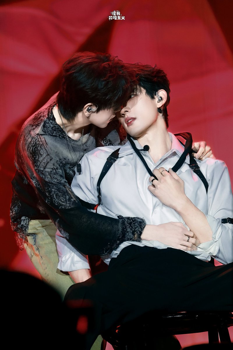 SHI___2004's tweet photo. A wife's beauty is his husband's glory; a husband's charm is his wife's pride.(Pics from Weibo) #Aylio #政瞳 #AydenSng #LyuSitong https://t.co/PjqVyLVLeN