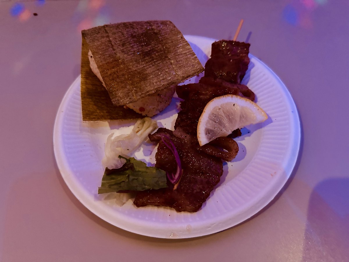 ringo2001's tweet photo. 肉美ちゃんの黒毛和牛ステーキ串焼いてるとこ見てたらいつの間にか買ってた。
肉汁が染み込んだ焼きおにぎりも付いてきてめっちゃうま。 https://t.co/6MdjEefxw1