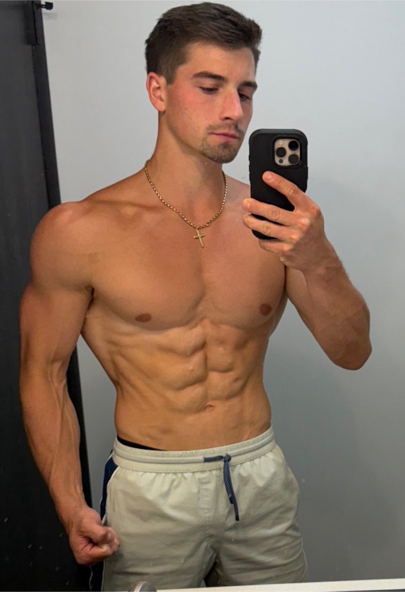 king_RCarson1_'s tweet photo. A white king destined to forge wallets, what are you waiting for to come and bow before me? https://t.co/r0OF2jnopA