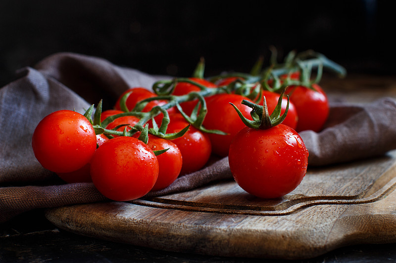 AgnesLucas62827's tweet photo. Fresh, local organic spinach u0026 ripe cherry tomatoes just in! Perfect for your summer salad or pasta tonight  Shop now before they’re gone! https://t.co/fbcEt9DXf8