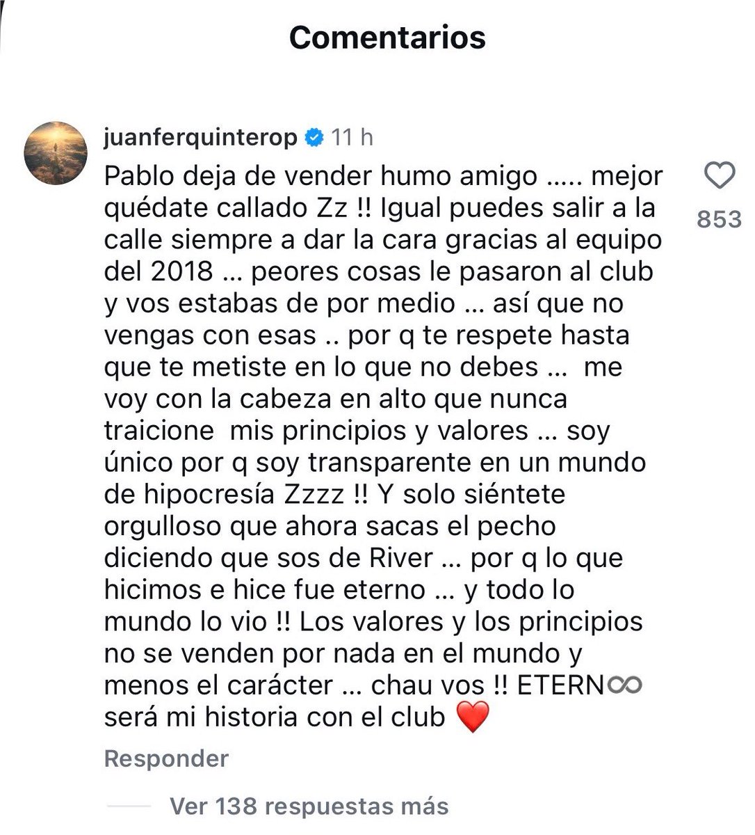 LeaVaquila's tweet photo. NO TE PASA UN PSICOTÉCNICO!!!

¿Se imaginan a Armani, Maidana, Pinola, Enzo Pérez, Ponzio, Nacho Fernández, Scocco o Pratto diciendo algo así?

¿Básicamente dando a entender que son más grandes que toda la historia del club?

¿Se imaginan al Beto Alonso creyendo que, por la pelota naranja y la Intercontinental, tiene vía libre para todo o que está por encima del club? ¿O a Francescoli, con el tricampeonato y la Libertadores, actuando de la misma manera? ¿A Labruna?

Qué ironía que quienes defienden a Quintero por encima de todo, por el “gol más importante” o por su talento, sean los mismos que hablan de las “vacas sagradas” de Madrid.

Además, no existe un gol más importante de la historia. Esto no es tenis, donde gana uno solo. Todo fue una construcción colectiva: la noche en Gremio, las atajadas de Armani, la jugada de Nacho para Pratto, los goles de Scocco, el penal de Pity, el pase de Quintero y la corrida final de Pity. Madrid fue de todos.

Quintero tendría que aprender de todos esos compañeros y exjugadores de River que, pese a haber tenido problemas, nunca salieron a ponerse por encima del club. Pasó con Astrada, Francescoli, Ponzio con Ramón y Enzo Pérez con Demichelis.

Habla de valores y de transparencia, pero sale a dar una nota para ventilar cuestiones con el técnico. Abre la puerta a problemas innecesarios después de una eliminación por Copa Argentina ante Aldosivi. Además, se contradice: dice que no volvió por problemas personales, pero al mismo tiempo asegura que, si lo llamaban, regresaba.

Y si sos transparente, decí que te querías ir antes del Mundial si es evidente que esto no es hoy. Hipocresía y cero autocrítica. No asumís la más mínima responsabilidad. Cada vez que la situación se pone difícil, la culpa siempre parece ser de los demás.

Ya pasó cuando se fue a China por millones; en 2022, cuando dejó River porque no le cerraba el tipo de cambio con el que le pagaban; después fue a Racing, pese a haber dicho que solo jugaría en River; y ahora, en 2026, como juega poco, se va libre después de que el club pagó para concretar su tercera vuelta.