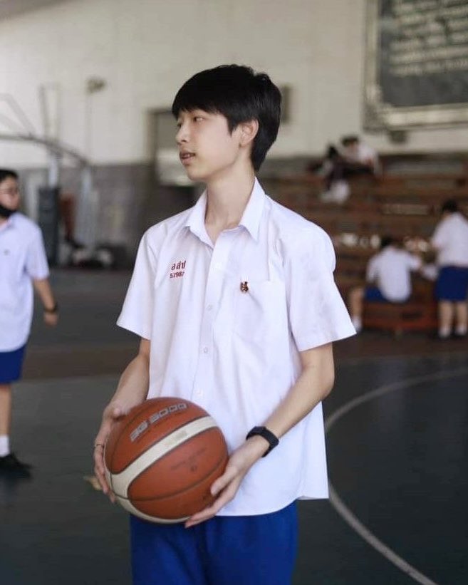 bunienice's tweet photo. มอสี่เลิกเรียนเล่นบาสกับเพื่อนทุกเย็น มอหกบิดหมดไม่ค่อยจะว่าง เย็นมีไปเดทสยามทุกวัน https://t.co/vt8SBmPIWS