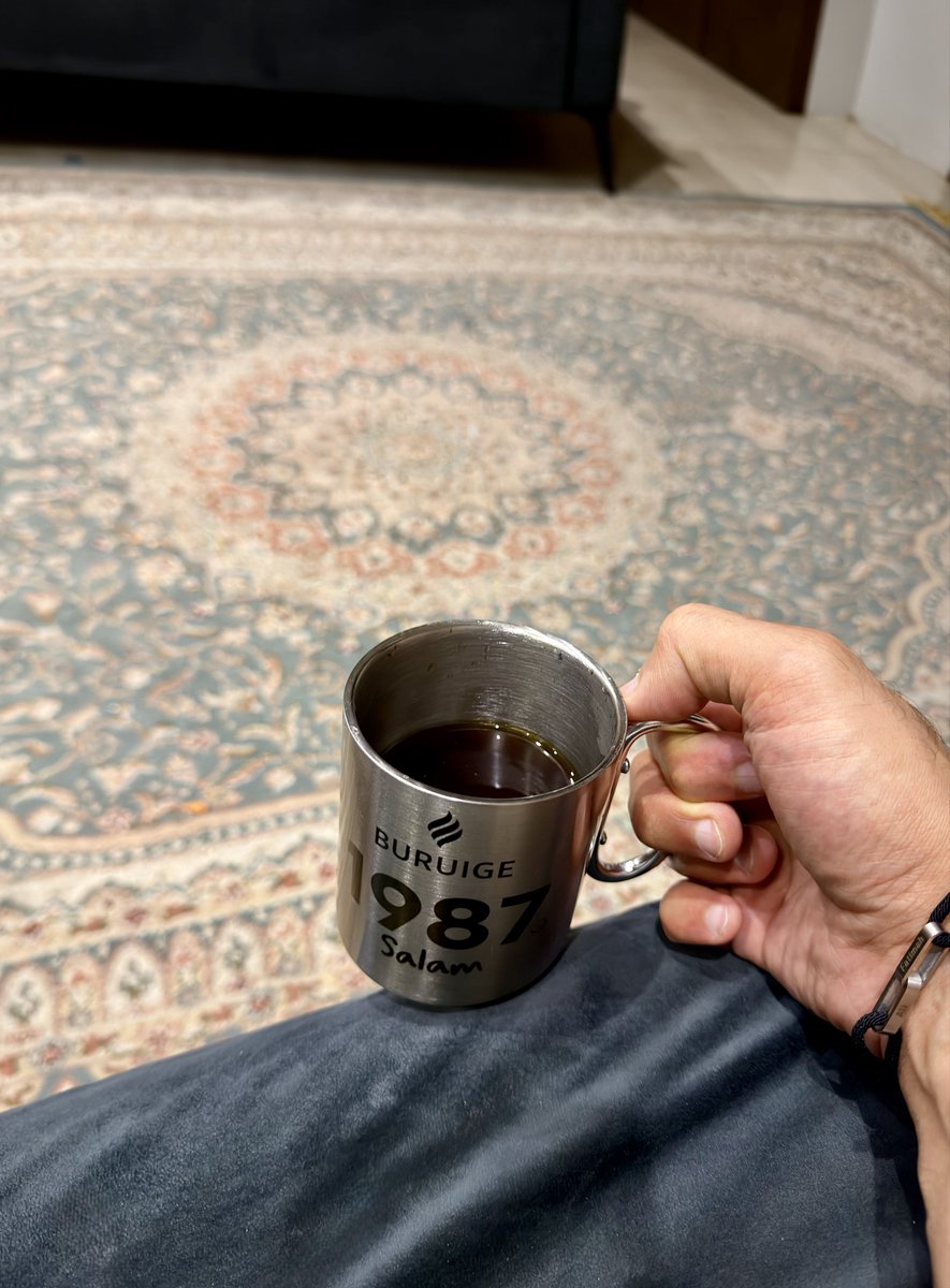 infuzible's tweet photo. بين التلوّن وارتداء الوجوه وبين لكل مقام مقال وارتداء الأقنعة
الفرق بينهما كالفارق بين ضياع الهوية ورجاحة العقل ..

التلوّن : هو أن تخلع مبادئك وتُفصّل قناعاتك على مقاس الحاضرين بحثًا عن رضاهم أو خوفًا من أحكامهم. 
في هذه الحالة، أنت لا تتواصل مع الآخرين، بل تتلاشى فيهم !

لكل مقام مقال : هو أن تقف بثبات على أرض حقيقتك، لكنك تنتقي من أساليبك ما يليق باللحظة ويلامس عقل من يحاورك. 
في هذه الحالة، أنت لا تنافق، بل تبني جسرًا من الفهم.

ببساطة موجزه: في التلوّن أنت تخسر نفسك لتكسب الموقف، أما في "لكل مقام مقال" فأنت تظل أنت .. لكنك تتحدث بذكاء ساحر !
#KeepCalmandSipSomeCoffee 📸