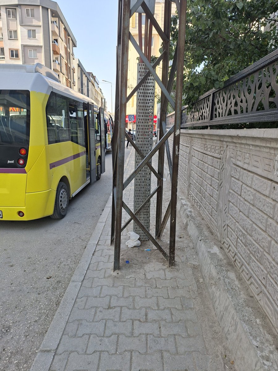 Dogancelik65's tweet photo. Şehir merkezinden 'büyüleyici' kareler.  İpekyolu Belediyesi tam bir facia. @ipekyolubeltr https://t.co/aj0mI3p1YU