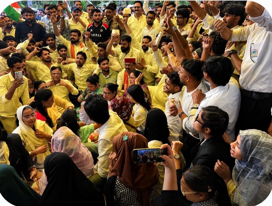 RamShiromaniMP's tweet photo. आज समाजवादी पार्टी के राष्ट्रीय अध्यक्ष जी के निर्देश पर सांसद / विधायक का प्रतिनिधि मण्डल मोहम्मद अली जौहर विश्वविद्यालय  पहुँच कर बच्चों से मिला और जिलाधिकारी, रामपुर को एक ज्ञापन दिया https://t.co/KPvRI1gzZ6