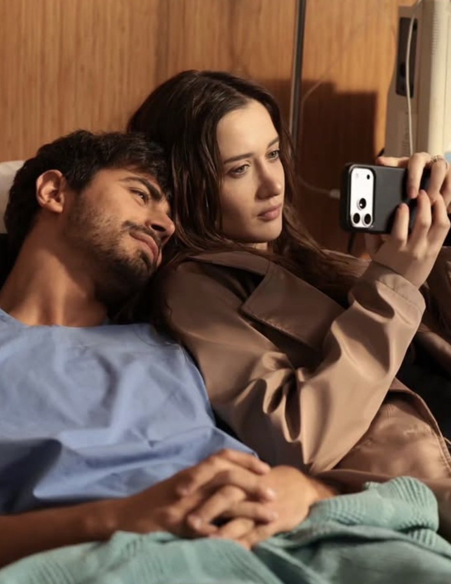 ssaltycherries's tweet photo. Having her bf close to her and using his phone for selfies🤭❤️ https://t.co/ybt9RSWztJ