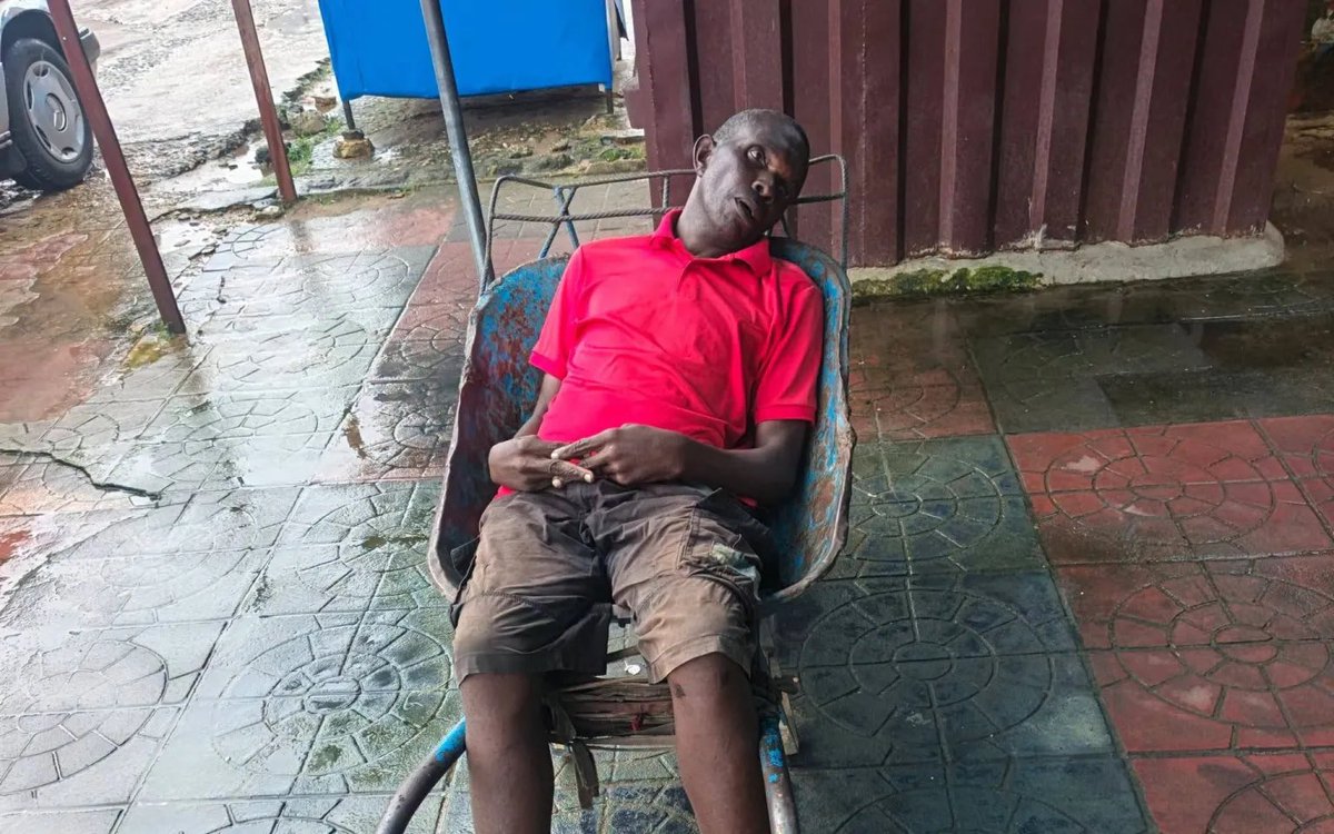 instablog9ja's tweet photo. Unidentified barrow pusher found de@d in wheelbarrow after reportedly taking a nap along Aba-Owerri Road in Abia State https://t.co/uzhFjEWZaC