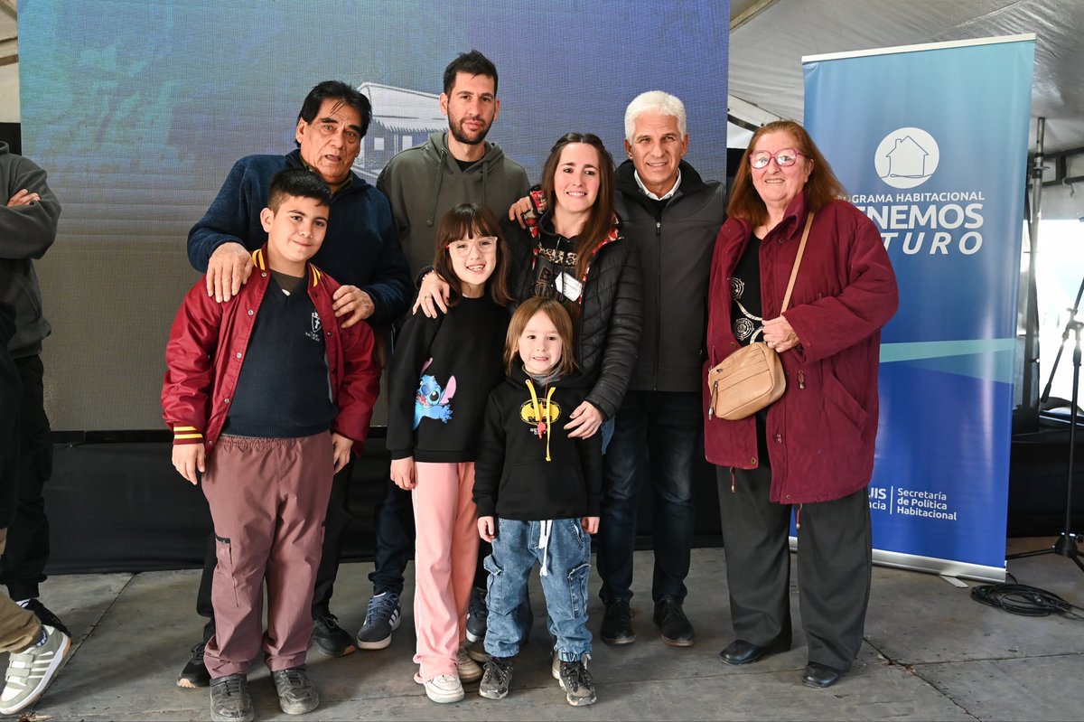 claudiojpoggi's tweet photo. Está sábado por la mañana, 86 FAMILIAS de la CIUDAD DE SAN LUIS fueron preadjudicados en sus VIVIENDAS, visitaron los avances de la construcción y conocieron la que será su CASA PROPIA. El 21 de Noviembre estarán finalizadas y estas 86 familias pasarán la Navidad del 2026 en SU CASA !! Todo muy emotivo !!