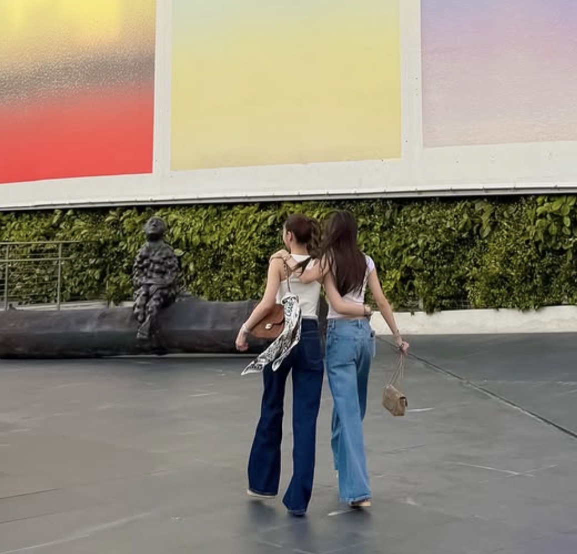 Imhoneybun12's tweet photo. Gfs always in sync🐻🦋

#LenaMiu #ลีน่าหมิว https://t.co/2UarvM72ab