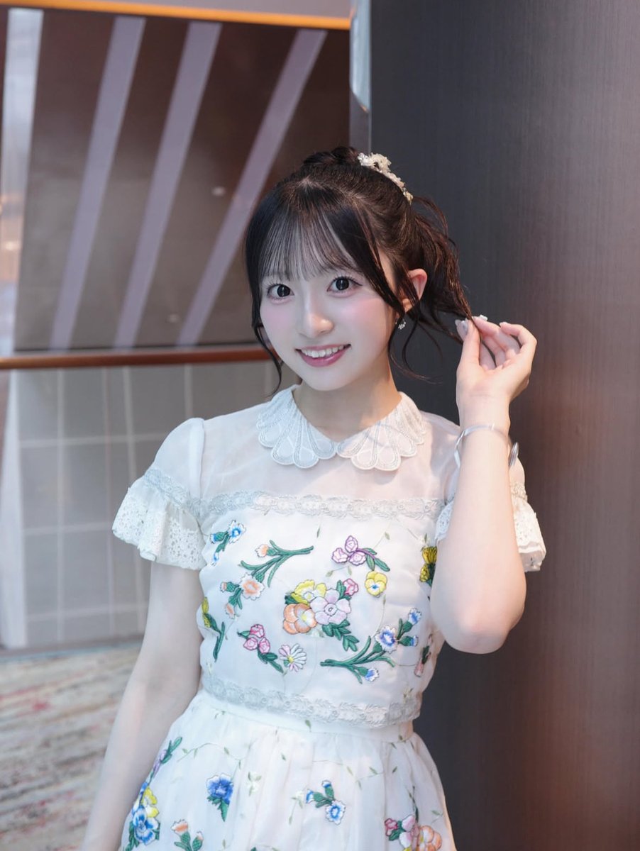 こんばんは！赤チェックの衣装AKBって感じで可愛いよね☺️ 11曲も披露