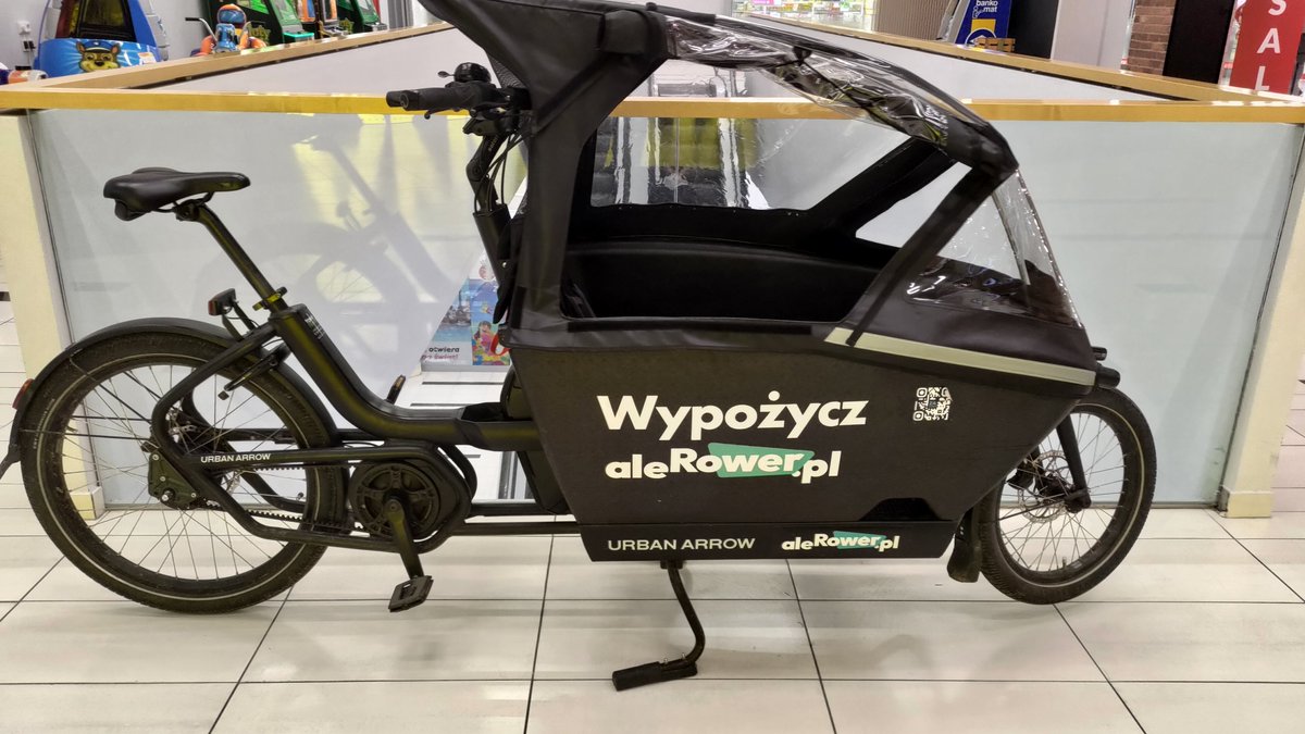 AleRower's tweet photo. Elektrycznym rowerem cargo wzdłuż polskiego wybrzeża, czyli nietypowe zastosowanie Urban Arrow Family. Klientka opłaciła wypożyczenie na 2 tygodnie. Start w Świnoujściu, zwrot w Gdańsku. 
Zaskoczenie? Pozytywne. W skrzyni nie pojadą dzieci, ale jej 70-letnia mama. https://t.co/qiapItA3IP