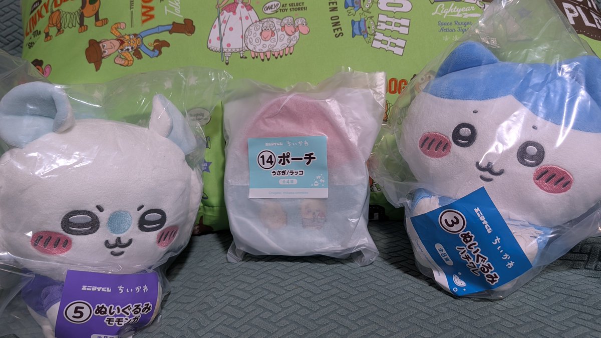 shiryu_mh's tweet photo. ちいかわ　エニマイくじ
３回挑戦しました！

推しのうさぎは出なかったけど
ぬいぐるみ2個ってなかなかの引きつよでしょうか？

モンハンで培った物欲は一切捨て
神の真意を問う感じでめくりました。

来週はキングダムの一番くじだ！

これだからくじは面白い
#ちいかわ
#ちいかわエニマイくじ https://t.co/Kngl11Xc5z