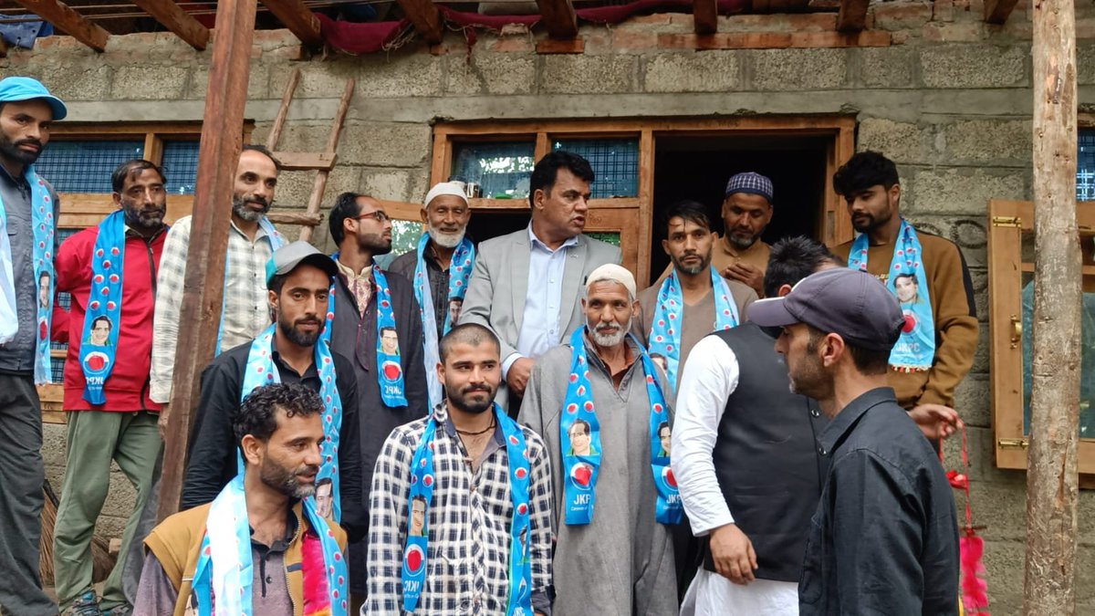 JKPCOfficial's tweet photo. JKPC  gets a significant boost as Over 20 families from Cherhar Magam (A)  joined the Party in the presence of Provincial President Kashmir @irfanpanditpuri , Spokesperson  @Riz_Ashraf , Block President Hafiz Ismail Lone,  and other senior party workers.
Their faith in JKPC reflects the growing trust in our vision of honest, people-centric politics and grassroots development. Together, we move forward stronger.