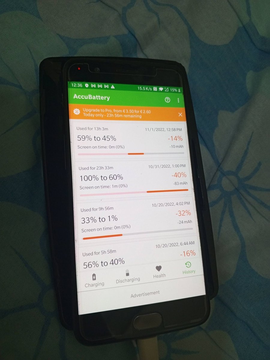 NardIsInLovee's tweet photo. Bruh I just found my old phone OnePlus 5 that I bought in 2017 and it's still kicking https://t.co/uLxjKt2jgv
