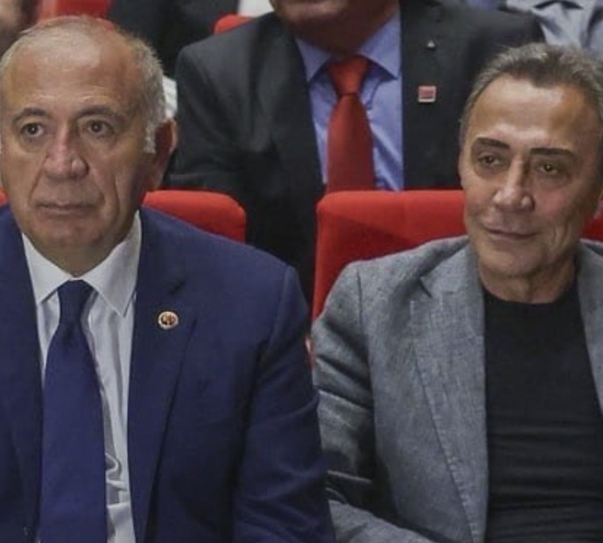 Neandertallllll's tweet photo. @gurseltekin34 Tiplere bak :) biri akpnin kayyımı,diğeri eşine şiddet uygulamaktan uzaklaştırma almış 2 gırtlağına kadar demokrat fosil :) https://t.co/4cGXueg0Pq