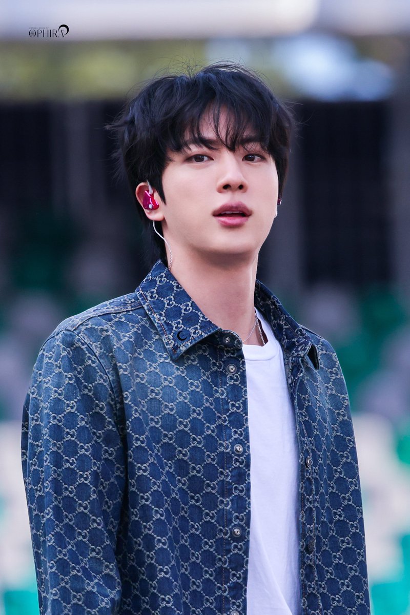 ophira_kook97's tweet photo. Re-edited upload.

@BTS_twt 
#bts #방탄소년단 #bts_arirang 
#Kimseokjin #seokjin #Jin #김석진 #석진 #진 https://t.co/4rGWZybhmf