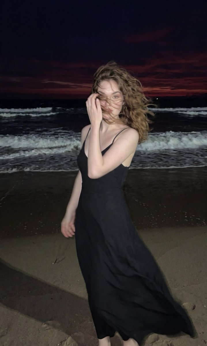 Nächtliches Strand-Mode-Foto im Schnappschuss-Stil
