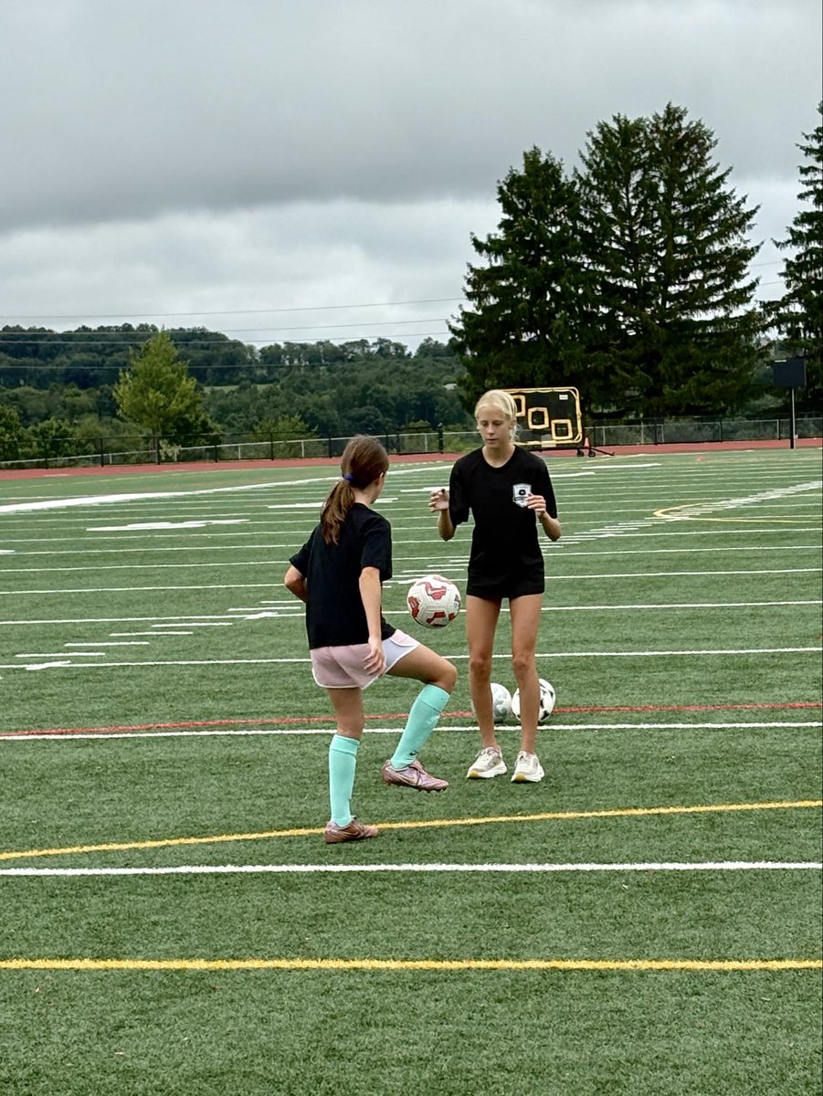 MiaReader_'s tweet photo. I love getting the chance to work with younger athletes in my community! These two have set some big goals for themselves this year and I’m so grateful they trust me to help reach them. Watching them grow, work hard, and believe in themselves is pretty special! ⚽️💪
#futurehawks #hawkpride #CommunityLove 
@girlssoccernet @Nike @soccerdotcom @lululemon @JMUWSoccer