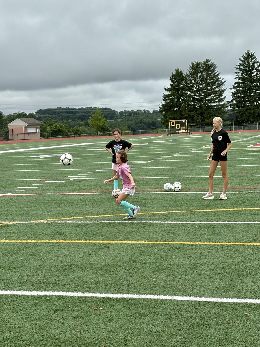 MiaReader_'s tweet photo. I love getting the chance to work with younger athletes in my community! These two have set some big goals for themselves this year and I’m so grateful they trust me to help reach them. Watching them grow, work hard, and believe in themselves is pretty special! ⚽️💪
#futurehawks #hawkpride #CommunityLove 
@girlssoccernet @Nike @soccerdotcom @lululemon @JMUWSoccer