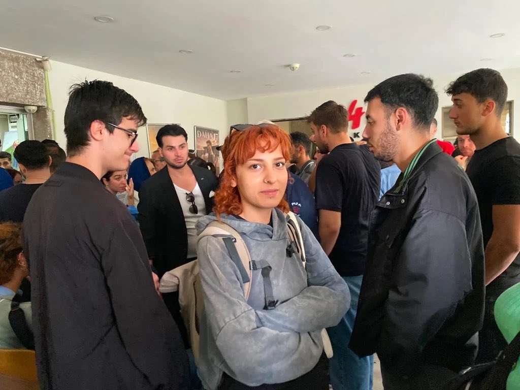 tucyil's tweet photo. Törenin bitmesinin ardından figüranlar ücretlerini almak için cast ajansının ofisine götürülmüş. BirGün muhabiri Ebru Çelik de onların arasında. 

Şahane haber. 👏🏾 https://t.co/aIaM9YmLmX