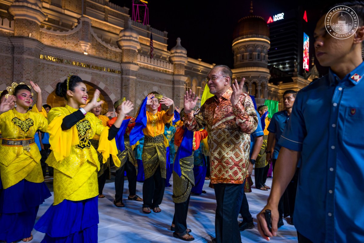 anwaribrahim's tweet photo. Selesai meluangkan waktu bersama keluarga besar FELDA, saya ke Dataran Merdeka untuk menyaksikan Citrawarna 2026, sebuah acara seni dan budaya yang menghimpunkan kepelbagaian tradisi serta warisan dari seluruh negara dalam satu pertunjukan penuh warna-warni.

Selepas kali terakhir dianjurkan tujuh tahun lalu, Kerajaan MADANI kembali menghidupkan Citrawarna bagi mempergiat usaha memelihara warisan budaya yang menjadi tunjang identiti negara, selain memperkenalkan keunikan Malaysia kepada dunia bersempena Tahun Melawat Malaysia 2026.

Teruja menyaksikan persembahan dari setiap negeri yang dibawakan dengan penuh semangat, termasuk randai dan tari piring, zapin dan samrah, dondang sayang serta tarian canggung. Setiap persembahan bukan sahaja menghiburkan, malah mengangkat sejarah dan kisah di sebalik seni tradisi yang diwarisi sejak turun-temurun.

Lebih menggembirakan apabila acara yang berakar pada sejarah dan identiti kita ini berjaya menghimpunkan rakyat pelbagai kaum untuk bersama-sama menikmati keindahan budaya Malaysia, sekali gus menyuburkan rasa saling menghargai dan memperkukuh semangat perpaduan.

Semoga lebih banyak acara yang mengetengahkan kekayaan seni, budaya dan warisan negara terus diraikan serta mendapat dukungan semua pihak, termasuk sektor swasta agar khazanah ini terus hidup dan diwarisi generasi mendatang.

#MalaysiaMADANI 
#YakinMADANI
#Citrawarna2026
#VisitMalaysia2026