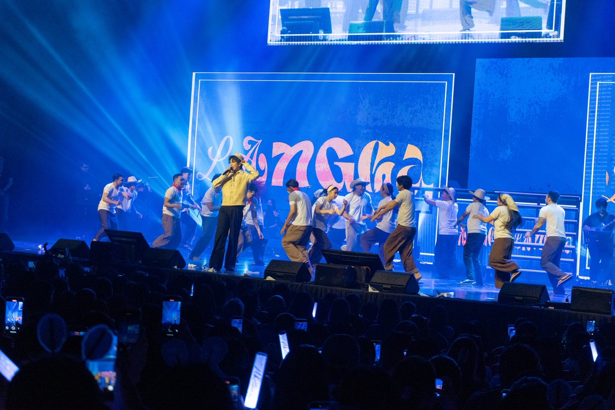 viva_records's tweet photo. Handa kong isigaw sa mundo na ikaw lang talaga Wilbert Ross 🫶🏻💕

— Wilbert Ross performed “Langga” here at the New Frontier Theater for WRten by Wilbert Ross day 1 concert!

#WRTenByWilbertRoss https://t.co/R5oKwHq4pR