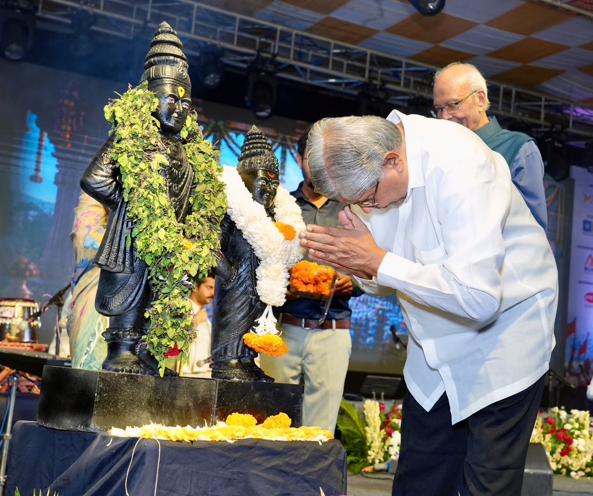 ChDadaPatil's tweet photo. आज कोथरूड येथे आषाढी एकादशीच्या पावन निमित्ताने सुप्रसिद्ध गायक महेश काळे यांच्या 'अभंग वारी' या विठ्ठलभक्तीपर कार्यक्रमाला सपत्नीक उपस्थित राहिलो.

महेशजींच्या सुरेल आवाजातील विठ्ठलनाम, अभंग आणि भक्तिरसाने ओतप्रोत सादरीकरणामुळे संपूर्ण वातावरण भक्तिमय झाले. उपस्थित प्रत्येक रसिक वारकरी भावनेत तल्लीन झाला. या अविस्मरणीय भक्तिसोहळ्याचा साक्षीदार होत मनाला विलक्षण समाधान आणि आनंद लाभला.

विठ्ठल नामाची ही अखंड भक्ती आणि संतपरंपरेचा अमूल्य वारसा पुढील पिढ्यांपर्यंत असाच पोहोचत राहो, हीच पांडुरंगाच्या चरणी प्रार्थना.

📍२५ जुलै २०२६ | कोथरूड 

#आषाढीएकादशी२०२६ #अभंगवारी #महेशकाळे #कोथरूड #Kothrud

@BJP4Maharashtra @maheshmkale